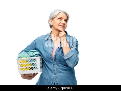 femme senior avec panier à linge Banque D'Images