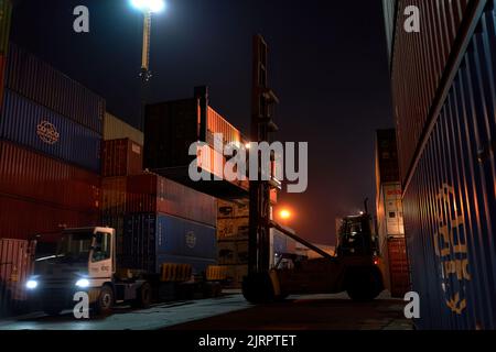 Odessa, Ukraine SIRCA 2019 : gerbeur de portée pendant le fonctionnement. Chargeur de conteneurs Reach-Stacker pendant le travail de nuit. Terminal de conteneur de port industriel Banque D'Images