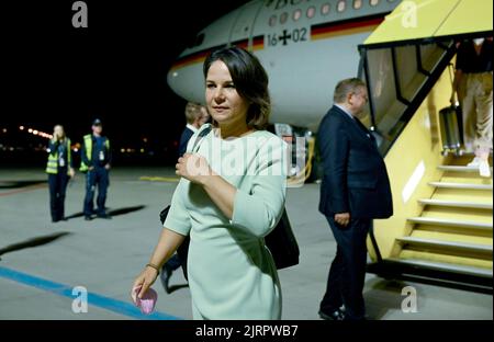 Kopenhagen, Danemark. 25th août 2022. Annalena Baerbock (Bündnis 90/Die Grünen), ministre fédéral des Affaires étrangères, sera reçue à l'aéroport de Copenhague. Le programme comprend une visite dans une cuisine industrielle durable, des entretiens avec son homologue et la signature d'un mémorandum d'accord sur la coopération en matière de politique énergétique et de sécurité. Credit: Britta Pedersen/dpa/Alay Live News Banque D'Images