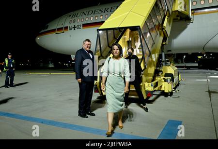 Kopenhagen, Danemark. 25th août 2022. Annalena Baerbock (Bündnis 90/Die Grünen), ministre fédéral des Affaires étrangères, sera reçue à l'aéroport de Copenhague. Le programme comprend une visite dans une cuisine industrielle durable, des entretiens avec son homologue et la signature d'un mémorandum d'accord sur la coopération en matière de politique énergétique et de sécurité. Credit: Britta Pedersen/dpa/Alay Live News Banque D'Images