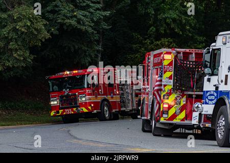 Montgomery County, Maryland scène d'appareils de feu près d'un feu de bâtiment de haute élévation dans le nord de Bethesda. Banque D'Images