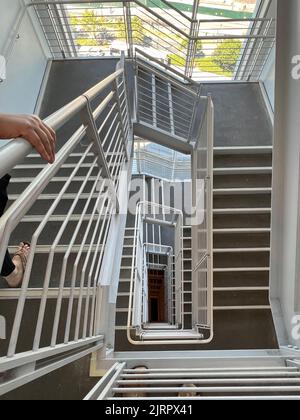 Vue sur un escalier au Whitney Museum of American Art, un bâtiment de huit étages. Banque D'Images