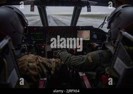 Les pilotes de la Force aérienne des États-Unis affectés à l'escadron de la bombe 20th tirent l'accélérateur vers l'arrière pendant le décollage lors d'une averse sur une forteresse B-52 StratoFortress de la base aérienne de Barksdale, en Louisiane, sur 23 août 2022. Le B-52 est un bombardier lourd à longue portée qui peut effectuer diverses missions et qui a été la colonne vertébrale des forces américaines de bombardiers stratégiques pendant plus de 60 ans. (É.-U. Photo de la Force aérienne par le sergent d'état-major James R. Crow) Banque D'Images