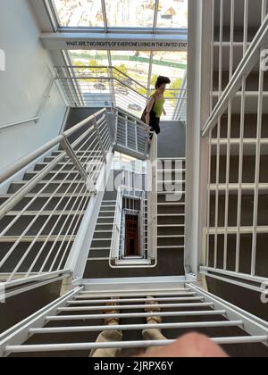 Vue sur un escalier au Whitney Museum of American Art, un bâtiment de huit étages. Banque D'Images