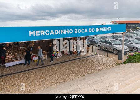 Un groupe de personnes au marché artisanal de Boca de Inferno à Cascais, Portugal Banque D'Images