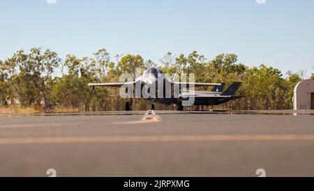 Un avion F-35B Lightning II du corps des Marines des États-Unis avec l'escadron d'attaque Marine Fighter 121 taxis à la base aérienne royale australienne de Tindal, en Australie, le 15 août 2022. Marines avec Marine Aircraft Group 12 mène une formation au niveau de l'unité en Australie pour maintenir l'état de préparation, tester les capacités expéditionnaires et accroître l'interopérabilité avec les alliés et les partenaires dans l'Indo-Pacifique. (É.-U. Photo du corps marin par Sgt. Jackson Ricker) Banque D'Images