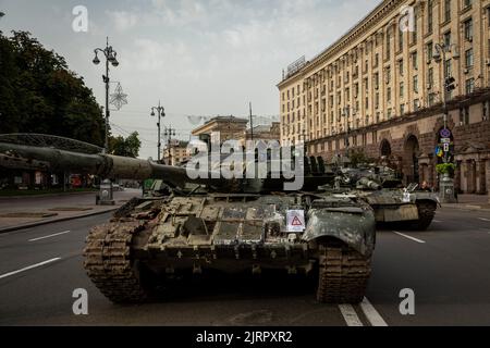 Kiev, Ukraine. 23rd août 2022. Des chars russes démolis sont présentés dans une exposition à Kiev. Consacrée à la prochaine Journée de l'indépendance de l'Ukraine, et près de 6 mois après l'invasion à grande échelle de l'Ukraine sur 24 février, la capitale du pays Kiev a organisé une exposition sur la rue principale de la rue Khreschaytk montrant plusieurs équipements militaires détruits, Chars et armes des forces armées de la Fédération de Russie (AFRF).alors que la pleine invasion russe de l'Ukraine a commencé sur 24 février, la guerre a tué de nombreux civils et soldats, près de 9000 000 hommes militaires ukrainiens ha Banque D'Images