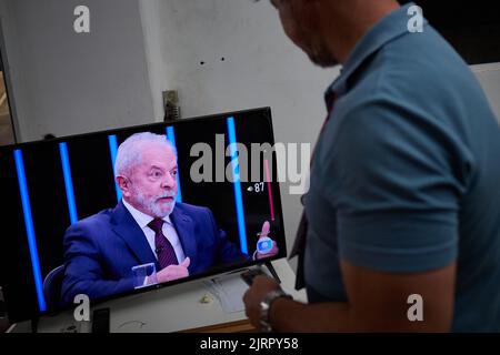 Sao Paulo, Brésil. 25th août 2022. L'observateur regarde le candidat présidentiel brésilien Luiz Inacio Lula da Silva lors d'une interview avec TV Globo's Jornal Nacional à Sao Paulo, Brésil, 25 août 2022. (Photo par Igor do Vale/Sipa USA) crédit: SIPA USA/Alay Live News Banque D'Images