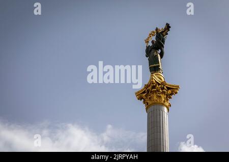 Kiev, Ukraine. 23rd août 2022. Vue sur le Monument de l'indépendance sur la rue Khreschaytk à Kiev. Consacrée à la prochaine Journée de l'indépendance de l'Ukraine, et près de 6 mois après l'invasion à grande échelle de l'Ukraine sur 24 février, la capitale du pays Kiev a organisé une exposition sur la rue principale de la rue Khreschaytk montrant plusieurs équipements militaires détruits, Chars et armes des forces armées de la Fédération de Russie (AFRF).alors que la pleine invasion russe de l'Ukraine a commencé sur le 24 février, la guerre a tué de nombreux civils et soldats, près de 9000 militaires ukrainiens Banque D'Images