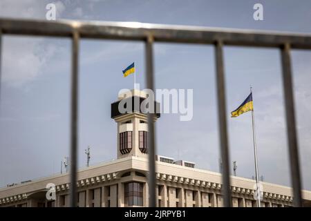 Kiev, Ukraine. 23rd août 2022. Les drapeaux nationaux ukrainiens sont visibles à Kiev. Consacrée à la prochaine Journée de l'indépendance de l'Ukraine, et près de 6 mois après l'invasion à grande échelle de l'Ukraine sur 24 février, la capitale du pays Kiev a organisé une exposition sur la rue principale de la rue Khreschaytk montrant plusieurs équipements militaires détruits, Chars et armes des forces armées de la Fédération de Russie (AFRF).alors que la pleine invasion russe de l'Ukraine a commencé sur le 24 février, la guerre a tué de nombreux civils et soldats, près de 9000 militaires ukrainiens ont été tués dans le Banque D'Images