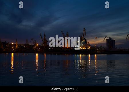 Odessa, Ukraine SIRCA 2019: Chargement et déchargement de fret sec dans le port. Bulker dans le port la nuit. Banque D'Images