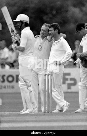 Essex Capitaine Keith Fletcher (en pull-over) avec John Childs (spin Bowler), Essex versus Worcestershire, Britannic assurance County Championship, Colchester, Essex, Angleterre, 2,3, 4th sept. 1987 Banque D'Images