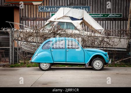 Photo d'un citroën 2CV garés dans le centre de Bordeaux, France. La Citroën 2CV est un moteur avant refroidi par air, traction avant, famille économique CA Banque D'Images