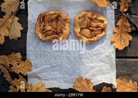 petit gâteau traditionnel français rustique avec pommes dans le style de l'automne, vue sur le dessus. Banque D'Images