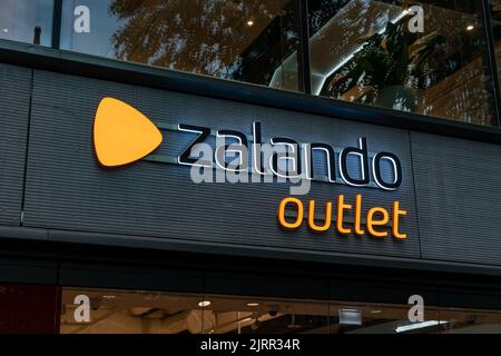 Zalando Outlet Store dans la ville. Grand logo lumineux de la société à l'extérieur du bâtiment. Achat de vêtements en solde. Prix réduits pour les vêtements. Banque D'Images