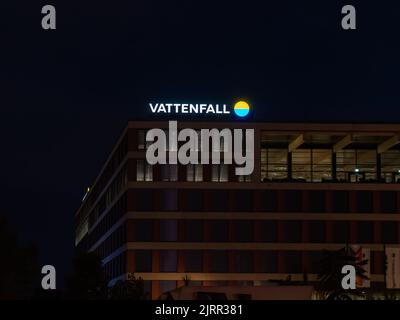Logo Vattenfall illuminé sur une maison de bureau la nuit. Une publicité brillante de la société suédoise de l'énergie. Extérieur du bâtiment dans la capitale. Banque D'Images