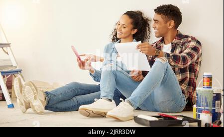 Choix de couleurs de peinture, de peinture et de chambre pour projet d'amélioration de la maison, appartement ou propriété. Nouveau surclassement avec un couple heureux avec un sourire Banque D'Images