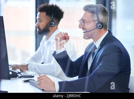 Gagnant, finance et commerçant financier heureux avec le succès de marché boursier et de célébrer la victoire avec un sourire à son bureau de pc. Fintech, économie et monde Banque D'Images