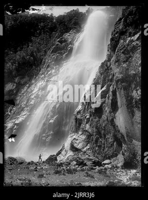 [Bowen Falls, Milford Sound], Dunedin, par Burton Brothers. Banque D'Images