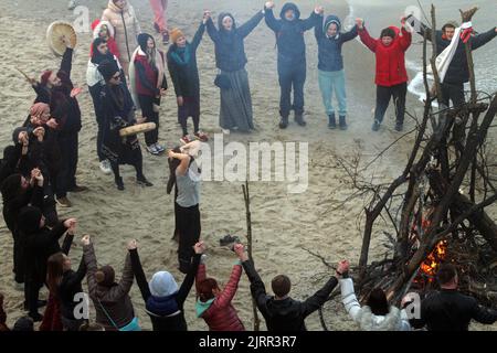 On voit des gens danser près du feu tout en tenant les mains. Maslenitsa (également connu sous le nom de Butter Lady, Butter week, Crepe week, ou Cheesefare week) est une fête populaire et religieuse slave orientale, qui a conservé un certain nombre d'éléments de la mythologie slave dans son rituel, célébré au cours de la dernière semaine avant le Grand Carême, C'est-à-dire, la huitième semaine avant le Pascha orthodoxe de l'est. Les gens brûlent un effigie de l'hiver parce qu'ils en ont besoin comme symbole d'adieu à l'hiver sortant et à tout le passé. En outre, beaucoup croyaient que brûler un effigie apporterait la bonne chance et de libérer toutes les interdictions et moi Banque D'Images