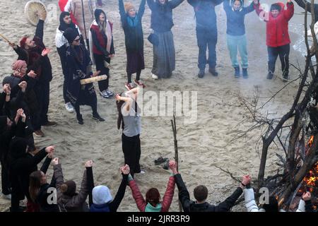 On voit des gens danser près du feu tout en tenant les mains. Maslenitsa (également connu sous le nom de Butter Lady, Butter week, Crepe week, ou Cheesefare week) est une fête populaire et religieuse slave orientale, qui a conservé un certain nombre d'éléments de la mythologie slave dans son rituel, célébré au cours de la dernière semaine avant le Grand Carême, C'est-à-dire, la huitième semaine avant le Pascha orthodoxe de l'est. Les gens brûlent un effigie de l'hiver parce qu'ils en ont besoin comme symbole d'adieu à l'hiver sortant et à tout le passé. En outre, beaucoup croyaient que brûler un effigie apporterait la bonne chance et de libérer toutes les interdictions et moi Banque D'Images