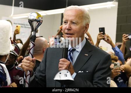 Rockville, États-Unis. 25th août 2022. Le président américain Joe Biden est à la tête d'un groupe de marche alors qu'il participe à un rassemblement pour le Comité national démocratique (DNC) à l'école secondaire Richard Montgomery à Rockville, Maryland, jeudi, 25 août 2022. Photo par Yuri Gripas/UPI crédit: UPI/Alay Live News Banque D'Images