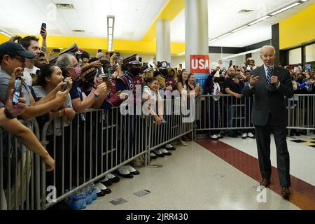 Rockville, États-Unis. 25th août 2022. Le président américain Joe Biden participe à un rassemblement du Comité national démocratique (DNC) à l'école secondaire Richard Montgomery à Rockville, Maryland, jeudi, 25 août 2022. Photo par Yuri Gripas/UPI crédit: UPI/Alay Live News Banque D'Images