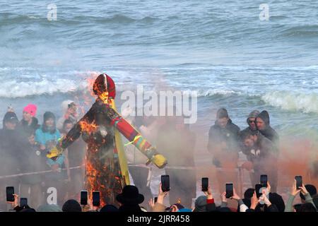 14 mars 2021, Odessa, région d'Odessa, Ukraine: On voit des gens prendre des photos de l'épouvantail brûlant de l'hiver. Maslenitsa (également connu sous le nom de Butter Lady, Butter week, Crepe week, ou Cheesefare week) est une fête populaire et religieuse slave orientale, qui a conservé un certain nombre d'éléments de la mythologie slave dans son rituel, célébré au cours de la dernière semaine avant le Grand Carême, C'est-à-dire, la huitième semaine avant le Pascha orthodoxe de l'est. Les gens brûlent un effigie de l'hiver parce qu'ils en ont besoin comme symbole d'adieu à l'hiver sortant et à tout le passé. En outre, beaucoup croyaient que brûler un effigie Banque D'Images