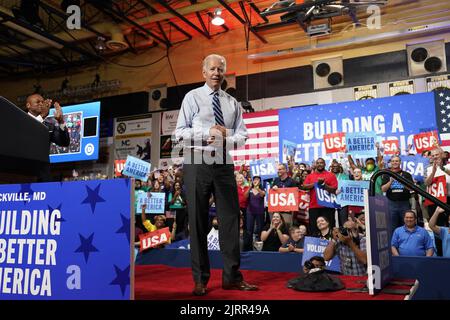 Rockville, États-Unis. 25th août 2022. Le président américain Joe Biden salue ses partisans lors d'un rassemblement pour le Comité national démocratique (DNC) à l'école secondaire Richard Montgomery à Rockville, Maryland, jeudi, 25 août 2022. Photo par Yuri Gripas/UPI crédit: UPI/Alay Live News Banque D'Images