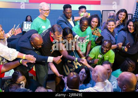 Rockville, États-Unis. 25th août 2022. Le président américain Joe Biden salue ses partisans lors d'un rassemblement pour le Comité national démocratique (DNC) à l'école secondaire Richard Montgomery à Rockville, Maryland, jeudi, 25 août 2022. Photo par Yuri Gripas/UPI crédit: UPI/Alay Live News Banque D'Images