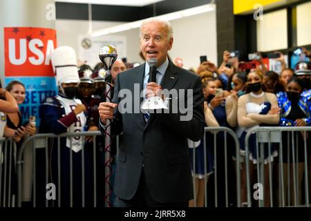 LE président AMÉRICAIN Joe Biden est à la tête d'un groupe de rock qui participe à un rassemblement pour le Comité national démocratique à l'école secondaire Richard Montgomery, à Rockville, Maryland, sur 25 août 2022. Crédit: Yuri Gripas/Pool via CNP Banque D'Images