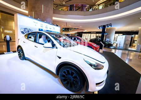 Tesla Model y sur les ventes à ION Orchard, Singapour. Banque D'Images