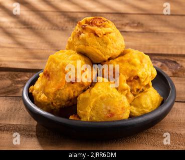 Pommes de terre farcies à la viande - cuisine de rue colombienne frit Banque D'Images