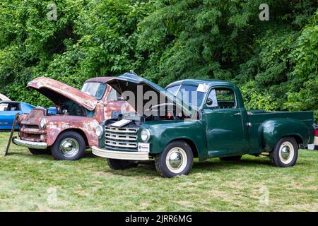 Un pick-up 3100 première série 1955 de Chevrolet et un pick-up 2R Studebaker 1949-1953 vert exposés lors d'un salon de l'auto à fort Wayne, Indiana, États-Unis. Banque D'Images
