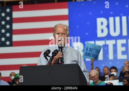 Rockville, Maryland, États-Unis. 25th août 2022. (NOUVEAU) le président américain Joe Biden prononce des remarques lors d'un rassemblement pour les élections de mi-mandat de 2022 à la Richmond Montgomery High School. 25 août 2022, Rockville, Maryland, États-Unis: LE président DES ÉTATS-UNIS Joe Biden, les responsables démocrates et les électeurs se sont rassemblés lors d'un événement du DNC dans le comté de Montgomery, Maryland pour souligner le choix que les électeurs ont en milieu de mandat avec d'autres orateurs comme le président du DNC Jaime Harrison, les candidats démocrates pour le gouverneur du Maryland, Wes Moore, lieutenant du Maryland, Gouverneur Aruna Miller, contrôleur du Maryland Brooke Lierman, sénateur Ben Cardin, chef de la majorité Steny Hoyer Banque D'Images