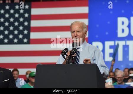 Rockville, Maryland, États-Unis. 25th août 2022. (NOUVEAU) le président américain Joe Biden prononce des remarques lors d'un rassemblement pour les élections de mi-mandat de 2022 à la Richmond Montgomery High School. 25 août 2022, Rockville, Maryland, États-Unis: LE président DES ÉTATS-UNIS Joe Biden, les responsables démocrates et les électeurs se sont rassemblés lors d'un événement du DNC dans le comté de Montgomery, Maryland pour souligner le choix que les électeurs ont en milieu de mandat avec d'autres orateurs comme le président du DNC Jaime Harrison, les candidats démocrates pour le gouverneur du Maryland, Wes Moore, lieutenant du Maryland, Gouverneur Aruna Miller, contrôleur du Maryland Brooke Lierman, sénateur Ben Cardin, chef de la majorité Steny Hoyer Banque D'Images