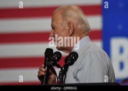 Rockville, Maryland, États-Unis. 25th août 2022. (NOUVEAU) le président américain Joe Biden prononce des remarques lors d'un rassemblement pour les élections de mi-mandat de 2022 à la Richmond Montgomery High School. 25 août 2022, Rockville, Maryland, États-Unis: LE président DES ÉTATS-UNIS Joe Biden, les responsables démocrates et les électeurs se sont rassemblés lors d'un événement du DNC dans le comté de Montgomery, Maryland pour souligner le choix que les électeurs ont en milieu de mandat avec d'autres orateurs comme le président du DNC Jaime Harrison, les candidats démocrates pour le gouverneur du Maryland, Wes Moore, lieutenant du Maryland, Gouverneur Aruna Miller, contrôleur du Maryland Brooke Lierman, sénateur Ben Cardin, chef de la majorité Steny Hoyer Banque D'Images