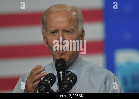 Rockville, Maryland, États-Unis. 25th août 2022. (NOUVEAU) le président américain Joe Biden prononce des remarques lors d'un rassemblement pour les élections de mi-mandat de 2022 à la Richmond Montgomery High School. 25 août 2022, Rockville, Maryland, États-Unis: LE président DES ÉTATS-UNIS Joe Biden, les responsables démocrates et les électeurs se sont rassemblés lors d'un événement du DNC dans le comté de Montgomery, Maryland pour souligner le choix que les électeurs ont en milieu de mandat avec d'autres orateurs comme le président du DNC Jaime Harrison, les candidats démocrates pour le gouverneur du Maryland, Wes Moore, lieutenant du Maryland, Gouverneur Aruna Miller, contrôleur du Maryland Brooke Lierman, sénateur Ben Cardin, chef de la majorité Steny Hoyer Banque D'Images