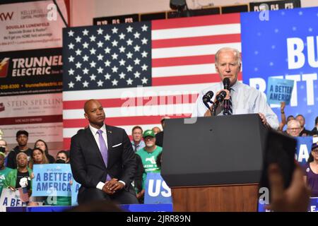 Rockville, Maryland, États-Unis. 25th août 2022. (NOUVEAU) le président américain Joe Biden prononce des remarques lors d'un rassemblement pour les élections de mi-mandat de 2022 à la Richmond Montgomery High School. 25 août 2022, Rockville, Maryland, États-Unis: LE président DES ÉTATS-UNIS Joe Biden, les responsables démocrates et les électeurs se sont rassemblés lors d'un événement du DNC dans le comté de Montgomery, Maryland pour souligner le choix que les électeurs ont en milieu de mandat avec d'autres orateurs comme le président du DNC Jaime Harrison, les candidats démocrates pour le gouverneur du Maryland, Wes Moore, lieutenant du Maryland, Gouverneur Aruna Miller, contrôleur du Maryland Brooke Lierman, sénateur Ben Cardin, chef de la majorité Steny Hoyer Banque D'Images