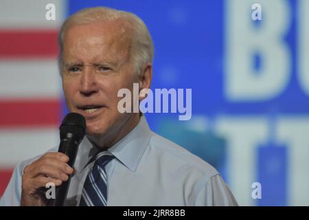 Rockville, Maryland, États-Unis. 25th août 2022. (NOUVEAU) le président américain Joe Biden prononce des remarques lors d'un rassemblement pour les élections de mi-mandat de 2022 à la Richmond Montgomery High School. 25 août 2022, Rockville, Maryland, États-Unis: LE président DES ÉTATS-UNIS Joe Biden, les responsables démocrates et les électeurs se sont rassemblés lors d'un événement du DNC dans le comté de Montgomery, Maryland pour souligner le choix que les électeurs ont en milieu de mandat avec d'autres orateurs comme le président du DNC Jaime Harrison, les candidats démocrates pour le gouverneur du Maryland, Wes Moore, lieutenant du Maryland, Gouverneur Aruna Miller, contrôleur du Maryland Brooke Lierman, sénateur Ben Cardin, chef de la majorité Steny Hoyer Banque D'Images