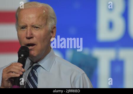 Rockville, Maryland, États-Unis. 25th août 2022. (NOUVEAU) le président américain Joe Biden prononce des remarques lors d'un rassemblement pour les élections de mi-mandat de 2022 à la Richmond Montgomery High School. 25 août 2022, Rockville, Maryland, États-Unis: LE président DES ÉTATS-UNIS Joe Biden, les responsables démocrates et les électeurs se sont rassemblés lors d'un événement du DNC dans le comté de Montgomery, Maryland pour souligner le choix que les électeurs ont en milieu de mandat avec d'autres orateurs comme le président du DNC Jaime Harrison, les candidats démocrates pour le gouverneur du Maryland, Wes Moore, lieutenant du Maryland, Gouverneur Aruna Miller, contrôleur du Maryland Brooke Lierman, sénateur Ben Cardin, chef de la majorité Steny Hoyer Banque D'Images