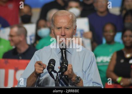 Rockville, Maryland, États-Unis. 25th août 2022. (NOUVEAU) le président américain Joe Biden prononce des remarques lors d'un rassemblement pour les élections de mi-mandat de 2022 à la Richmond Montgomery High School. 25 août 2022, Rockville, Maryland, États-Unis: LE président DES ÉTATS-UNIS Joe Biden, les responsables démocrates et les électeurs se sont rassemblés lors d'un événement du DNC dans le comté de Montgomery, Maryland pour souligner le choix que les électeurs ont en milieu de mandat avec d'autres orateurs comme le président du DNC Jaime Harrison, les candidats démocrates pour le gouverneur du Maryland, Wes Moore, lieutenant du Maryland, Gouverneur Aruna Miller, contrôleur du Maryland Brooke Lierman, sénateur Ben Cardin, chef de la majorité Steny Hoyer Banque D'Images