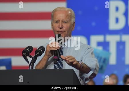 Rockville, Maryland, États-Unis. 25th août 2022. (NOUVEAU) le président américain Joe Biden prononce des remarques lors d'un rassemblement pour les élections de mi-mandat de 2022 à la Richmond Montgomery High School. 25 août 2022, Rockville, Maryland, États-Unis: LE président DES ÉTATS-UNIS Joe Biden, les responsables démocrates et les électeurs se sont rassemblés lors d'un événement du DNC dans le comté de Montgomery, Maryland pour souligner le choix que les électeurs ont en milieu de mandat avec d'autres orateurs comme le président du DNC Jaime Harrison, les candidats démocrates pour le gouverneur du Maryland, Wes Moore, lieutenant du Maryland, Gouverneur Aruna Miller, contrôleur du Maryland Brooke Lierman, sénateur Ben Cardin, chef de la majorité Steny Hoyer Banque D'Images