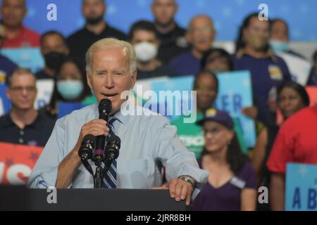 Rockville, Maryland, États-Unis. 25th août 2022. (NOUVEAU) le président américain Joe Biden prononce des remarques lors d'un rassemblement pour les élections de mi-mandat de 2022 à la Richmond Montgomery High School. 25 août 2022, Rockville, Maryland, États-Unis: LE président DES ÉTATS-UNIS Joe Biden, les responsables démocrates et les électeurs se sont rassemblés lors d'un événement du DNC dans le comté de Montgomery, Maryland pour souligner le choix que les électeurs ont en milieu de mandat avec d'autres orateurs comme le président du DNC Jaime Harrison, les candidats démocrates pour le gouverneur du Maryland, Wes Moore, lieutenant du Maryland, Gouverneur Aruna Miller, contrôleur du Maryland Brooke Lierman, sénateur Ben Cardin, chef de la majorité Steny Hoyer Banque D'Images