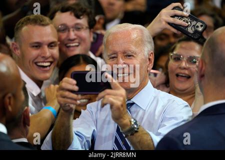 LE président AMÉRICAIN Joe Biden pose pour selfie avec des partisans lors d'un rassemblement pour le Comité national démocratique à la Richard Montgomery High School, Rockville, Maryland, sur 25 août 2022. Crédit: Yuri Gripas/Pool via CNP Banque D'Images