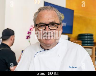 New Yokr, NY - 25 août 2022 : le célèbre chef Ed Brown assiste à 2022 US Open Food Tasting Media preview au restaurant Aces Banque D'Images