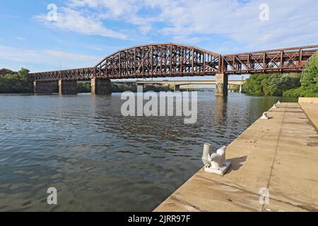 Pont de chemin de fer rouillé au-dessus de la rivière Allegheny et quai en face du centre des congrès dans le centre-ville de Pittsburgh, Pennsylvanie Banque D'Images