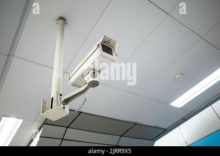 Caméra CCTV placée au plafond d'une station de métro Banque D'Images