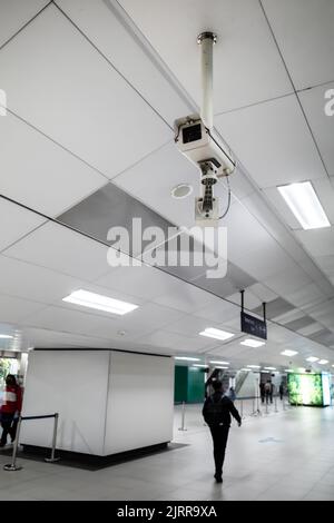 Caméra CCTV placée en hauteur sur le plafond d'une station de métro de la ville Banque D'Images