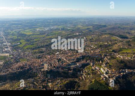 Vue aérienne du centre historique dense de la ville de Thiers dans le département du Puy-de-Dôme, région Auvergne-Rhône-Alpes en France. Toits de vieux bâtiments et Banque D'Images